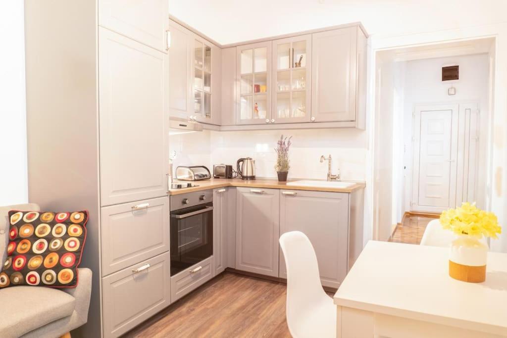 Central And Comfy 2Bdr Apartment Near Parliament Belgrado Esterno foto