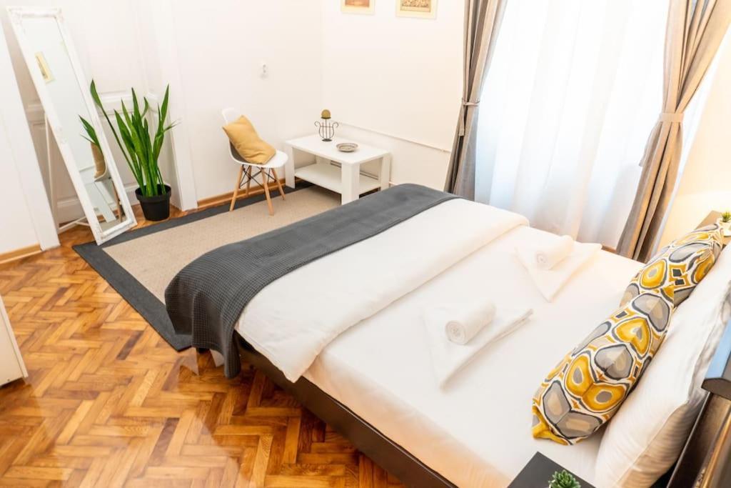 Central And Comfy 2Bdr Apartment Near Parliament Belgrado Esterno foto