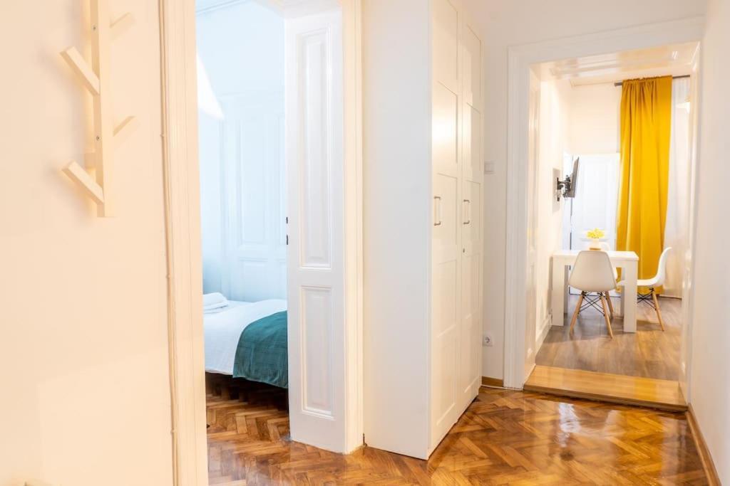 Central And Comfy 2Bdr Apartment Near Parliament Belgrado Esterno foto